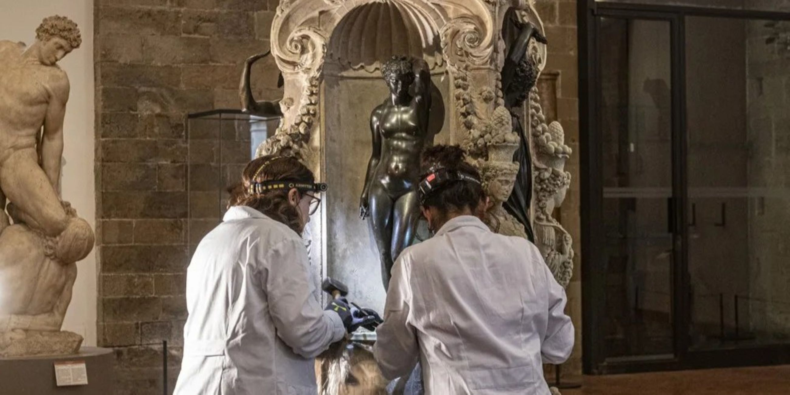 immagine delle restauratrici con una statua