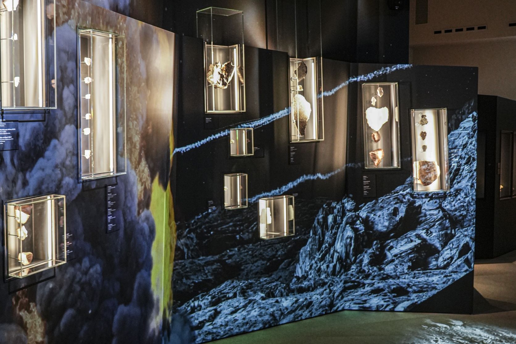 immagine sala con cristalli e minerali