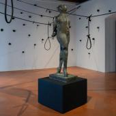 immagine di una scultura di Marino Marino in una sala del Forte di Belvedere 