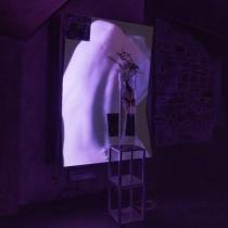 Immagine violacea con macchine