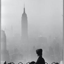 Immagine con donna ed Empire State Building sullo sfondo