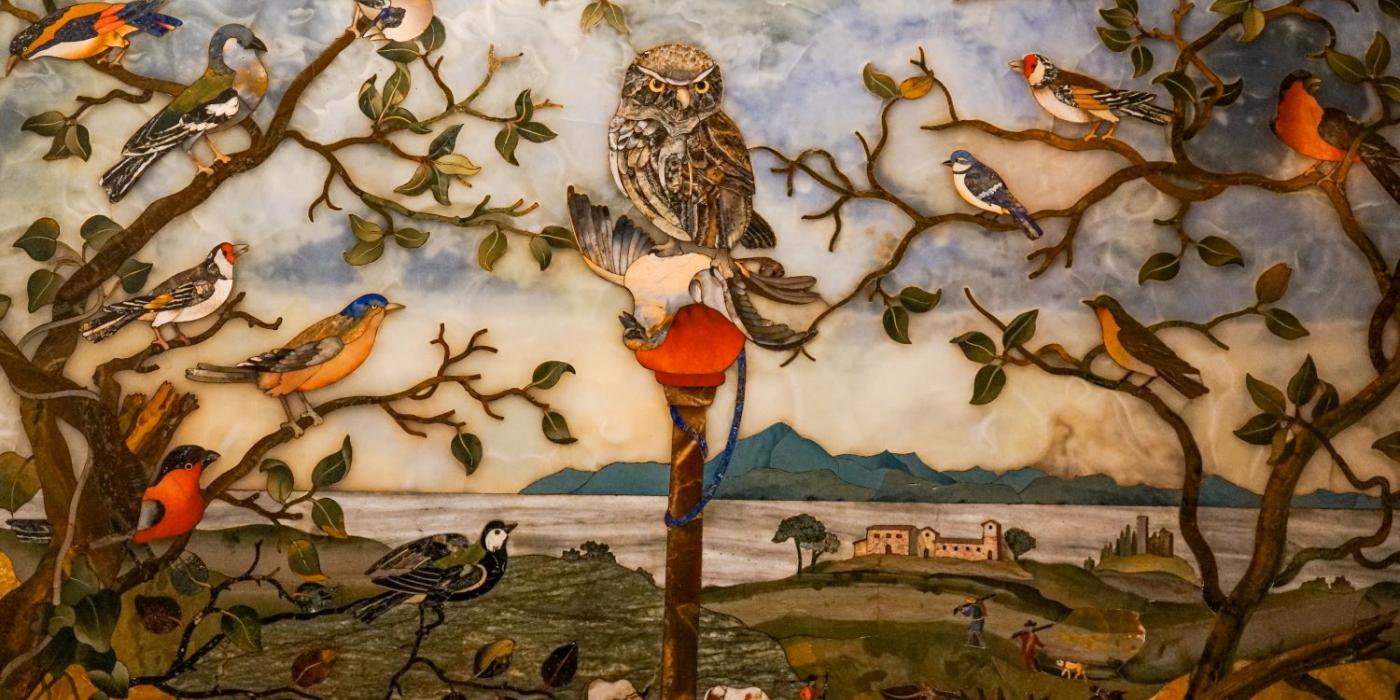 Immagine di un gufo e degli alberi in commesso fiorentino