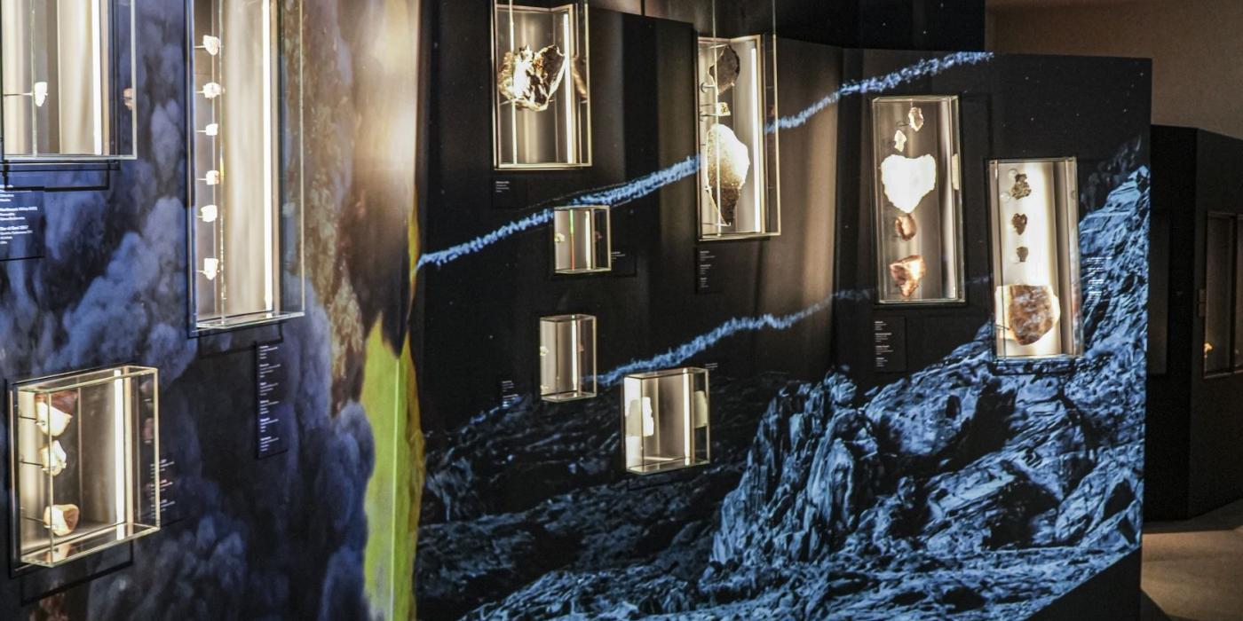immagine sala con cristalli e minerali